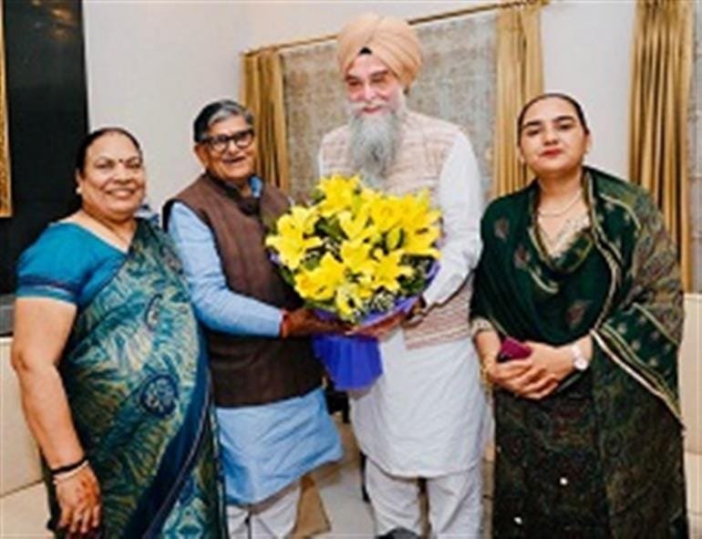 On eve of Diwali, Speaker Sandhwan along with his wife calls on Governor Kataria